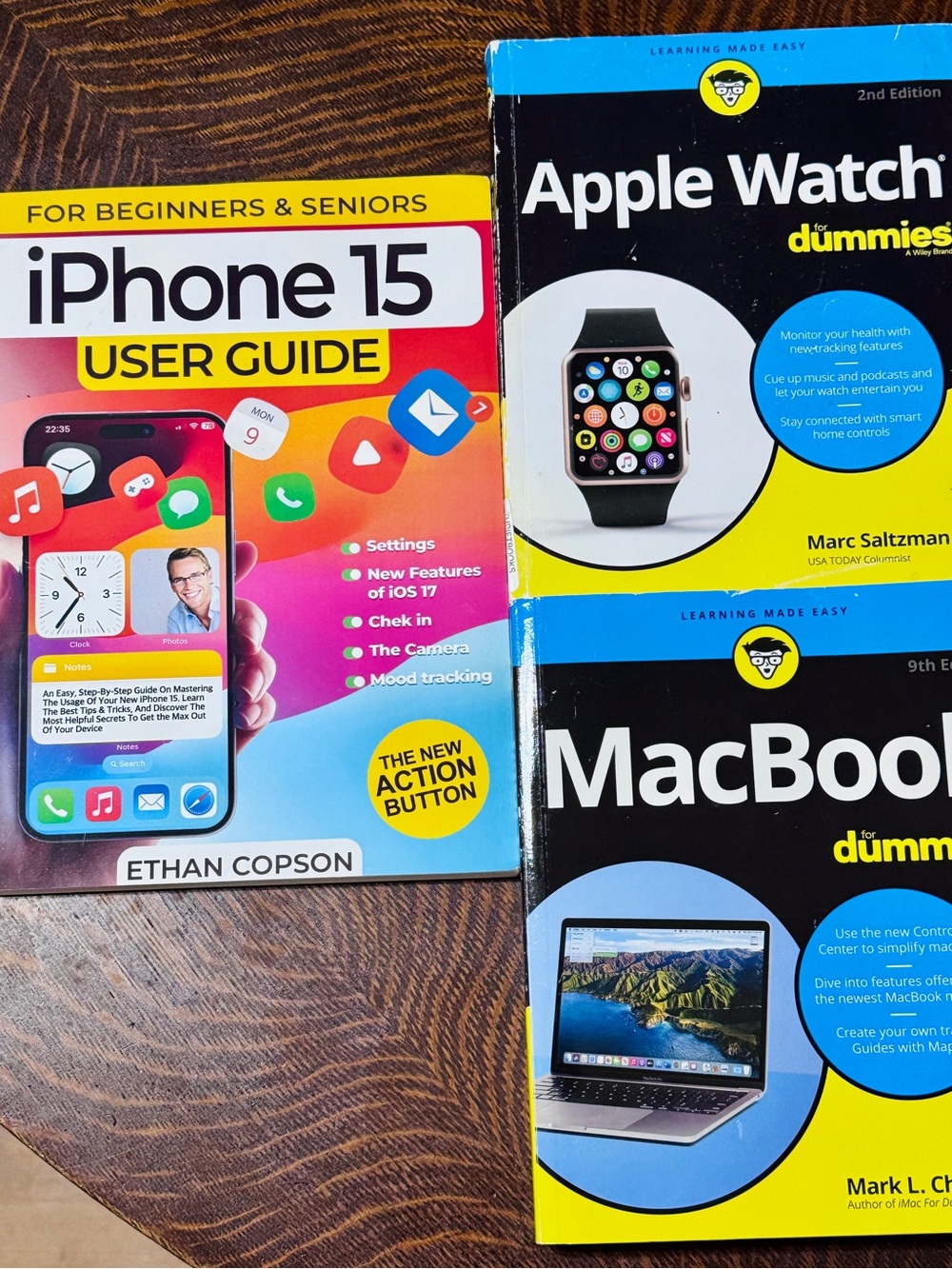 Apple iPhone 15 User Guide, MacBook & Apple Watch for Dummies (Bundle of 3)…